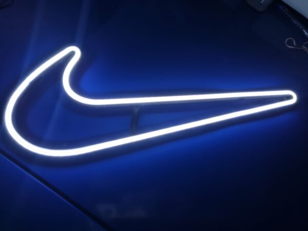 20260109_185344 Logo Nike Neón 42cm