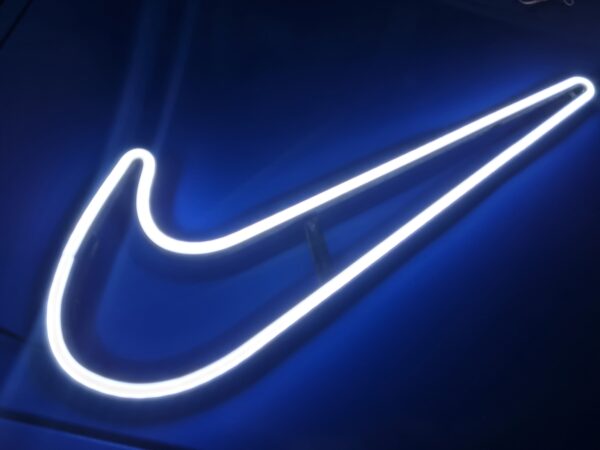 20260109_185356 Logo Nike Neón 42cm